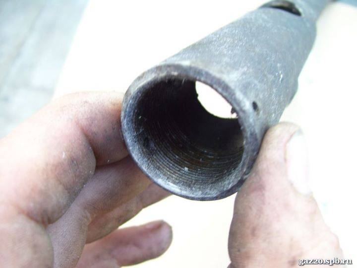 Вид с торца, сюда закручивается пробка