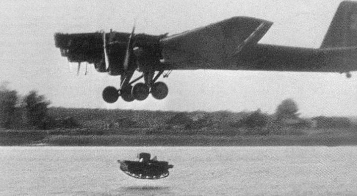 Сброс с бомбардировщика ТБ-3 плавающего танка Т-37 на воду.